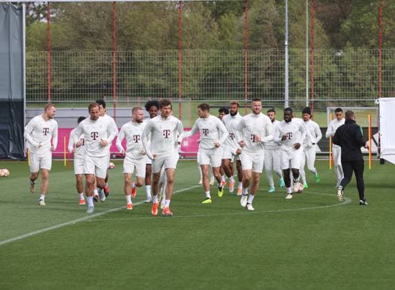 Munich, Germany 16 April 2024 Football, Men, Season 2023 2024, FC Bayern Munich, Säbener Strasse, Training ground, Final training, Champions League The FC Bayern Munich team running together