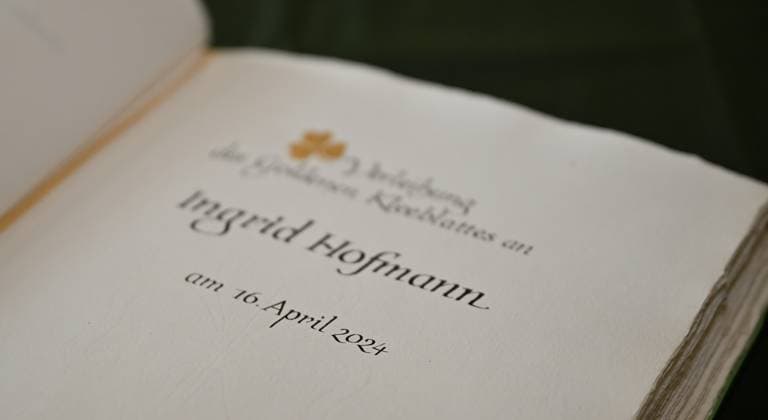 16 04 2024 City of Fürth SpVgg Greuther Fürth Fuerth Honor Golden Cloverleaf Ingrid Hofmann xwoxzix Impression Golden Book of the City of Fürth