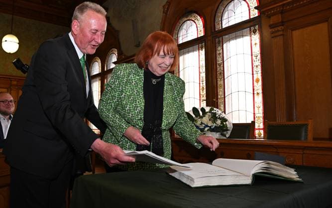 16 04 2024 City of Fürth SpVgg Greuther Fürth Fuerth Honor Golden Cloverleaf Ingrid Hofmann xwoxzix Dr Thomas Jung Lord Mayor City of Fürth Chairman Economic Advisory Board SpVgg Greuther Fürth Ingrid Hofmann Managing Director Sole Shareholder I K Hofmann GmbH