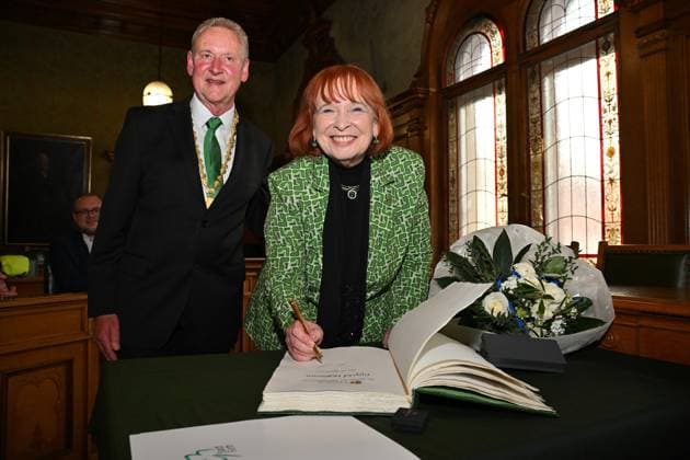 16 04 2024 City of Fürth SpVgg Greuther Fürth Fuerth Honor Golden Cloverleaf Ingrid Hofmann xwoxzix Dr Thomas Jung Lord Mayor City of Fürth Chairman Economic Advisory Board SpVgg Greuther Fürth Ingrid Hofmann Managing Director Sole Shareholder I K Hofmann GmbH