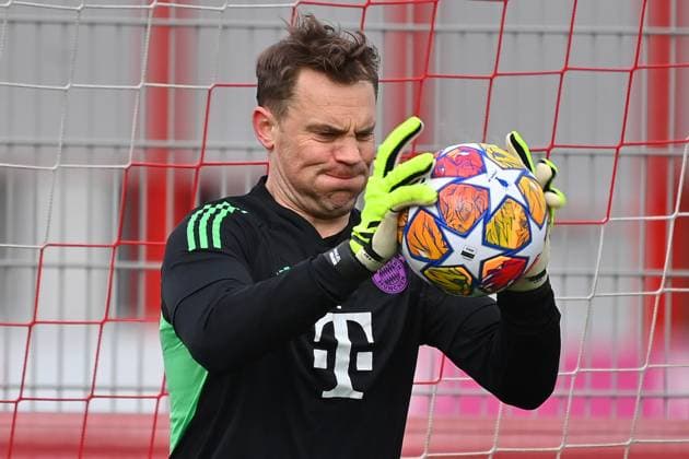Manuel NEW goalkeeper Bayern Muenchen focuses on the ball, action,single image,cropped single motif,portrait,portrait,portrait final training on 16 04 2024 before the Champions League quarterfinal FC Bayern Muenchen Arsenal London on 17 04 2024, A L L I A N Z A R E N A