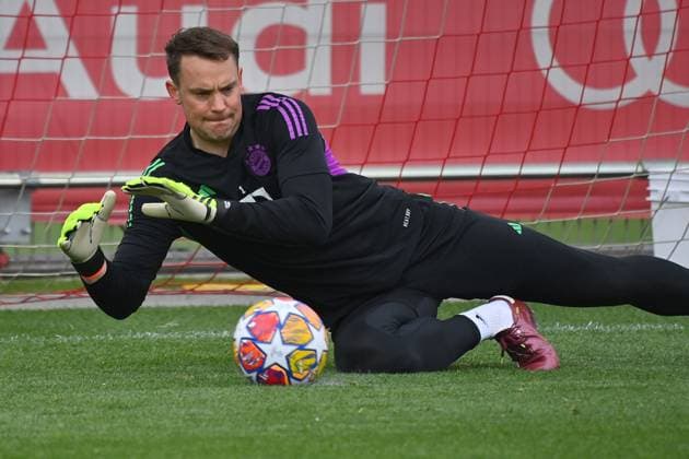 Manuel NEW goalkeeper Bayern Muenchen , saves the ball,parade,action final training on 16 04 2024 before the soccer Champions League quarterfinal FC Bayern Muenchen Arsenal London on 17 04 2024, A L L I A N Z A R E N A