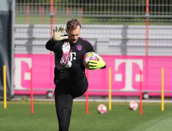 Munich, Germany 16 April 2024 Football, Men, 2023 2024 season, FC Bayern Munich, Säbener Strasse, training ground, final training session, Champions League Manuel Neuer FC Bayern Munich with one leg up, stretching, warm-up, raise hand, palm, waving, ball in arm