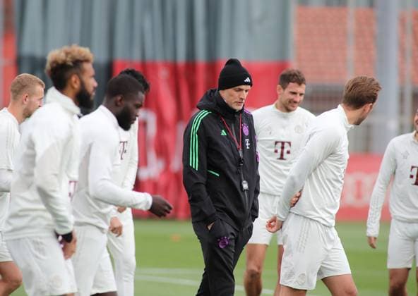 Munich, Germany 16 April 2024 Football, men, 2023 2024 season, FC Bayern Munich, Säbener Strasse, training ground, final training session, Champions League Thomas Tuchel, coach FC Bayern Munich in the middle of the team, reflecting, thinking, in thoughts