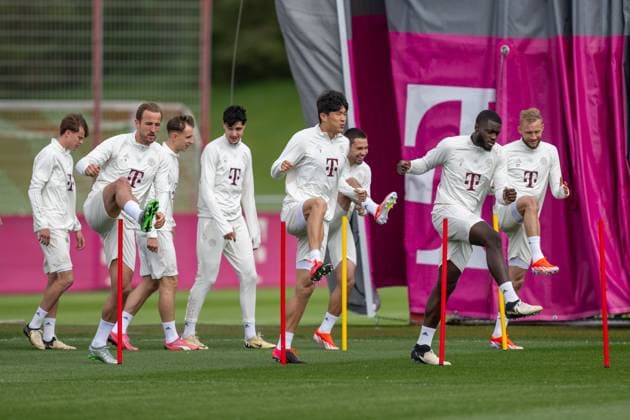 Harry Kane 9 FC Bayern Muenchen , Aleksandar Pavlovic 45 FC Bayern Muenchen , Minjae Kim 3 FC Bayern Muenchen , Raphael Guerreiro 22 FC Bayern Muenchen , Dayot Upamecano 2 FC Bayern Muenchen , Konrad Laimer 27 FC Bayern Muenchen leg lift, Final training session before the UEFA Champions League match against Arsenal FC, 2023 2024 season at Saebener Strasse 16 04 2024 DFB regulations prohibit any use of photographs as image sequences and or quasi video Muenchen Bayern Germany Copyright: xkolbert-press UlrichxGamelx