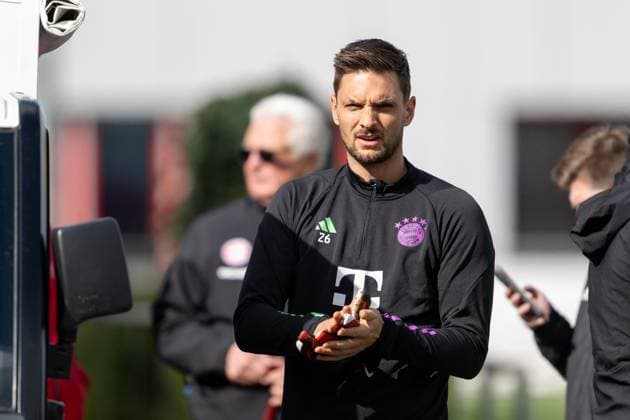 Sven Ulreich 26 FC Bayern Muenchen looks into the camera, final training before the UEFA Champions League match against FC Arsenal, season 2023 2024 at Saebener Strasse 16 04 2024 DFB regulations prohibit any use of photographs as image sequences and or quasi video Muenchen Bayern Germany Copyright: xkolbert-press UlrichxGamelx