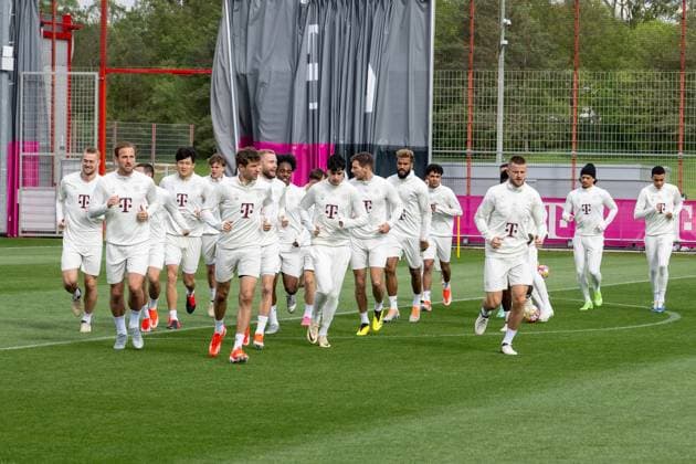 The team warms up with an endurance run, final training before the UEFA Champions League match against Arsenal FC, 2023 2024 season at Saebener Strasse 16 04 2024 DFB regulations prohibit any use of photographs as image sequences and or quasi video Muenchen Bayern Germany Copyright: xkolbert-press UlrichxGamelx