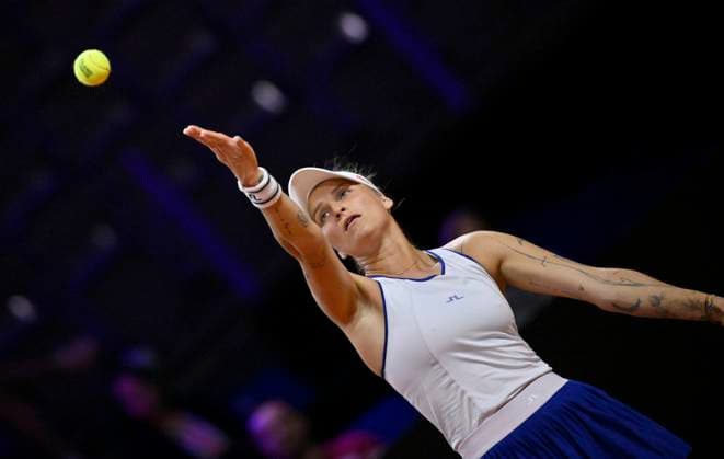Marketa Vondrousova CZE Action Serve Tennis Ladies Porsche Cup Porsche Tennis Grand Prix GP Stuttgart 2024 Porsche Arena 16 04 2024 DFL REGULATIONS PROHIBIT ANY USE OF PHOTOGRAPHS AS IMAGE SEQUENCES AND OR QUASI VIDEO Porsche Tennis Grand Prix GP Stuttgart 2024