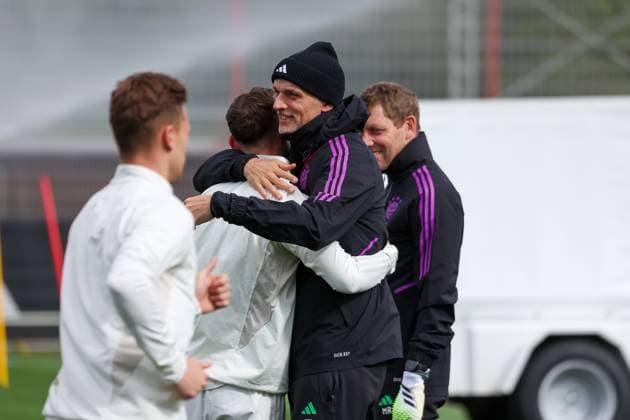 Thomas Tuchel FC Bayern Muenchen, head coach laughing with Lovro Zvonarek FC Bayern Muenchen, 34 , hug, embrace, joy final training, FC Bayern Muenchen, football, UEFA Champions League, quarter-final second leg, season 23 24, 16 04 2024, final training, FC Bayern Muenchen, football, UEFA Champions League, quarter-final second leg, season 23 24, 16 04 2024 Muenchen Copyright: xEibner-Pressefoto JennixMaulx EP_JML