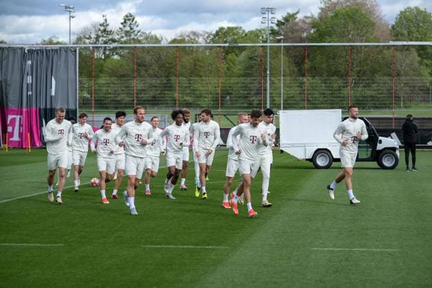 Soccer, Champions League, 20240416, Final training, FC Bayern Munich FC Arsenal In the picture Bayern warming up Munich training ground Säbener Str 51 Bayern Germany Copyright: Passion2Press MarkusxFischerx