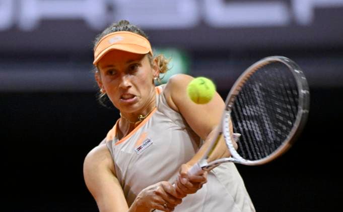 Elise Mertens BEL Action Tennis Ladies Porsche Cup Porsche Tennis Grand Prix GP Stuttgart 2024 Porsche Arena 16 04 2024 DFL REGULATIONS PROHIBIT ANY USE OF PHOTOGRAPHS AS IMAGE SEQUENCES AND OR QUASI VIDEO Porsche Tennis Grand Prix GP Stuttgart 2024