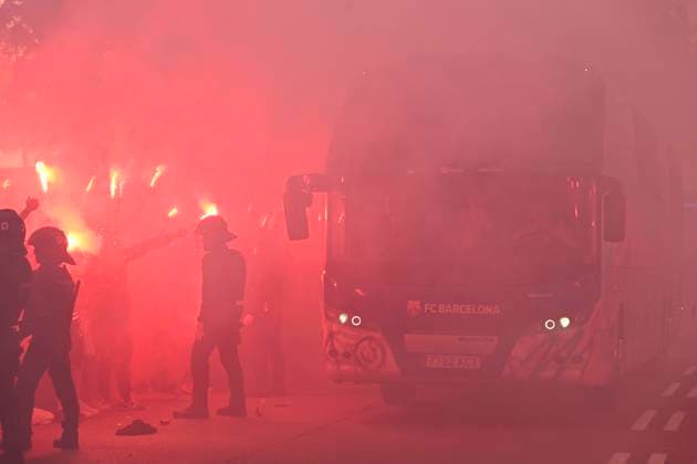 BARCELONA, SPAIN - APRIL 16 : Supporters lors de l™arrivÃ e du bus pour le quart de final retour de la Ligue des Champions opposant le FC Barcelona, Barca au Paris Saint Germain le 16 avril 2024 au Estadi Olimpic Lluis Companys a Barcelone, Espagne. FOOTBALL : Entrainement du Paris Saint Germain - Champions League - 16 04 2024 ValentinaClaret Panoramic 