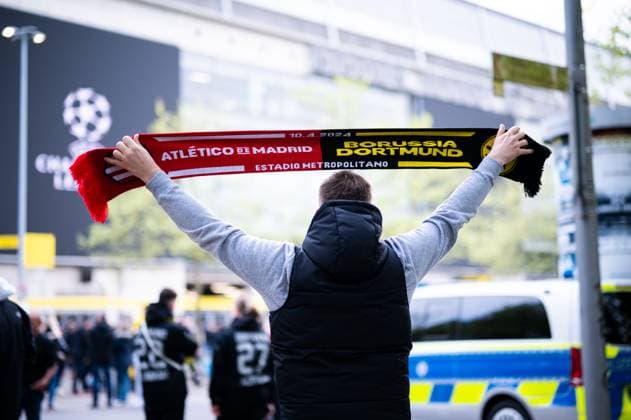 16 04 2024 Football, 2023 2024, UEFA Champions League, quarter-finals, Borussia Dortmund Atletico Madrid Fans Atletico Madrid in front of the stadium with flags and scarves
