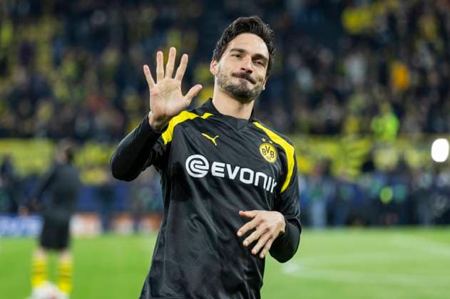 UEFA Champions League, Borussia Dortmund Atletico Madrid, 16 04 2023 Mats Hummels Borussia Dortmund, 15 waves to the fans shortly after being honored for 500 games for BVB UEFA Champions League, Borussia Dortmund Atletico Madrid, second leg quarter-final, on 16 04 2023, Signal Iduna Park, Dortmund UEFA regulations prohibit any use of photographs as image sequences and or quasi video Copyright: xBEAUTIFULxSPORTS Meuselx