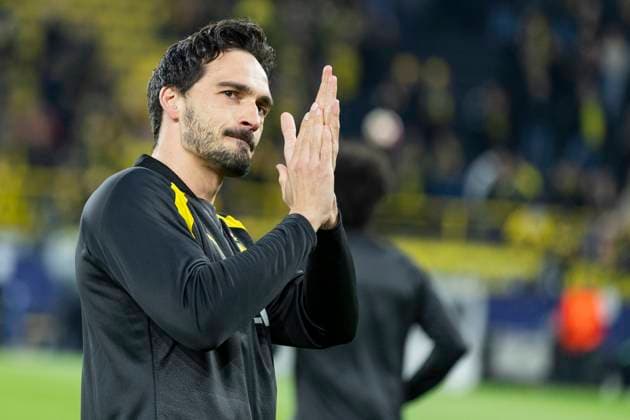 UEFA Champions League, Borussia Dortmund Atletico Madrid, 16 04 2023 Mats Hummels Borussia Dortmund, 15 waves to the fans shortly after being honored for 500 games for BVB UEFA Champions League, Borussia Dortmund Atletico Madrid, second leg quarter-final, on 16 04 2023, Signal Iduna Park, Dortmund UEFA regulations prohibit any use of photographs as image sequences and or quasi video Copyright: xBEAUTIFULxSPORTS Meuselx