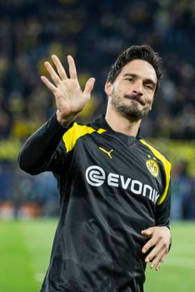 UEFA Champions League, Borussia Dortmund Atletico Madrid, 16 04 2023 Mats Hummels Borussia Dortmund, 15 waves to the fans shortly after being honored for 500 games for BVB UEFA Champions League, Borussia Dortmund Atletico Madrid, second leg quarter-final, on 16 04 2023, Signal Iduna Park, Dortmund UEFA regulations prohibit any use of photographs as image sequences and or quasi video Copyright: xBEAUTIFULxSPORTS Meuselx