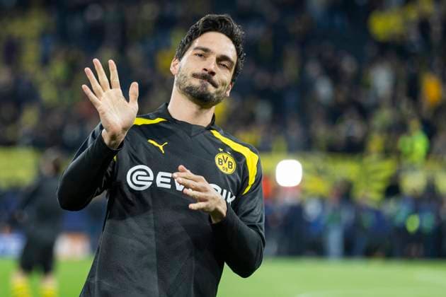 UEFA Champions League, Borussia Dortmund Atletico Madrid, 16 04 2023 Mats Hummels Borussia Dortmund, 15 waves to the fans shortly after being honored for 500 games for BVB UEFA Champions League, Borussia Dortmund Atletico Madrid, second leg quarter-final, on 16 04 2023, Signal Iduna Park, Dortmund UEFA regulations prohibit any use of photographs as image sequences and or quasi video Copyright: xBEAUTIFULxSPORTS Meuselx