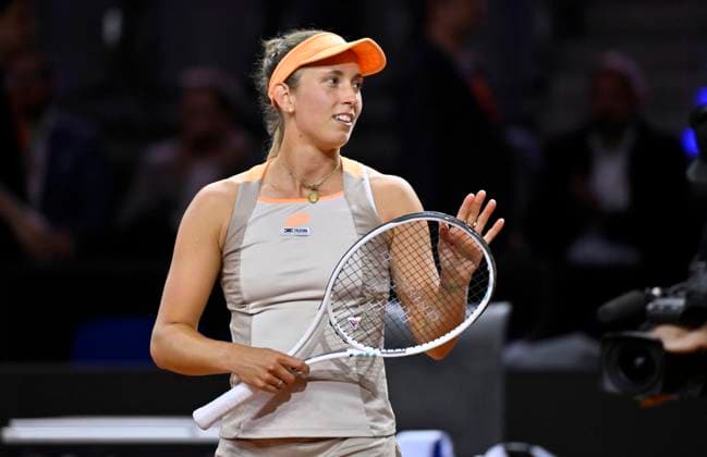 Elise Mertens BEL Final cheers, joy, happiness, jubilation after winning the match Greeting to the audience Tennis Ladies Porsche Cup Porsche Tennis Grand Prix GP Stuttgart 2024 Porsche Arena 16 04 2024 DFL REGULATIONS PROHIBIT ANY USE OF PHOTOGRAPHS AS IMAGE SEQUENCES AND OR QUASI VIDEO Porsche Tennis Grand Prix GP Stuttgart 2024