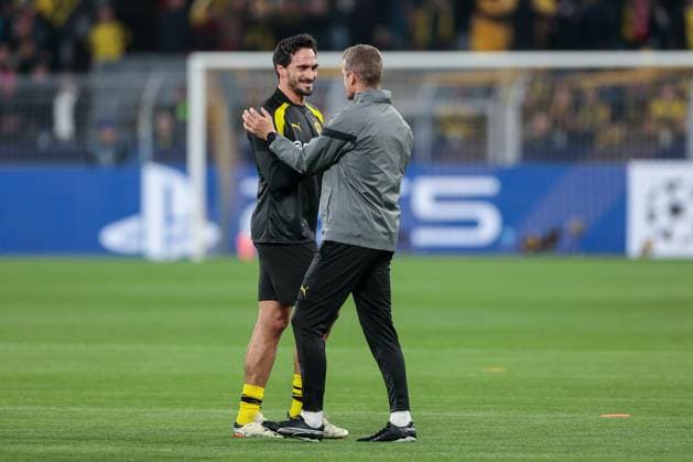 16 04 2024, Football, Season 2023 2024, UEFA Champions League, UCL, Quarterfinals, Round 2, Second leg, Borussia Dortmund Atletico Madrid, Co coach Sven Bender Borussia Dortmund congratulates Mats Hummels Borussia Dortmund on 500 match, Dortmund Signal Iduna Park NRW Germany xRHR PHOTO DEx Copyright: DennisxEwert RHR-FOTOx RHR-FOTO DE