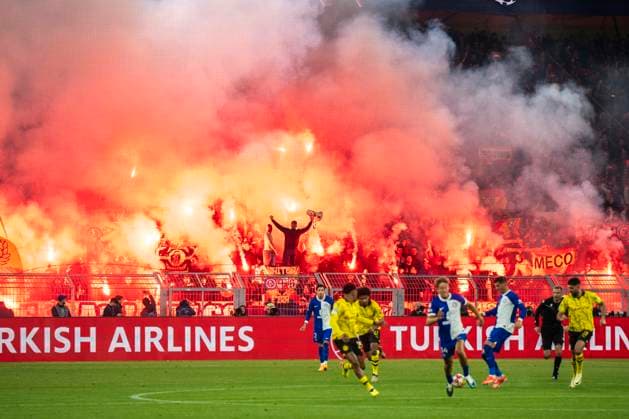 Soccer Champions League quarter-final second leg, Borussia Dortmund Atletico Madrid on 16 April 2024 at Signal Iduna Park Madrids players set off pyrotechnics IMPORTANT NOTE In accordance with UEFA regulations, it is prohibited to exploit or have exploited photographs taken in the stadium and or of the match in the form of sequential images and or video-like photo series Copyright: xKirchner DavidxInderliedx