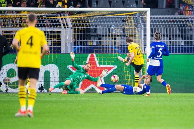 16 04 2024 Football, 2023 2024, UEFA Champions League, Quarter-finals, Borussia Dortmund Atletico Madrid L R Jan Oblak Atletico Madrid , Cesar Azpilicueta Tanco Atletico Madrid , Marcel Sabitzer Dortmund , Rodrigo Javier De Paul Atletico Madrid