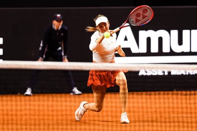 Donna Vekic CRO Marketa Vondrousova CZE vs Donna Vekic CRO GER Porsche Tennis Grand Prix GP Stuttgart 2024, Porsche Arena, 16 04 2024 GER Porsche Tennis Grand Prix GP Stuttgart 2024 Porsche Arena, 15 04 2024 Stuttgart Copyright: xEibner-Pressefoto RogerxBuerkex EP