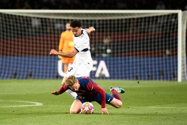 Warren ZAIRE-EMERY (PSG), Frenkie DE JONG (FCB) quart de final retour de la Ligue des Champions opposant le FC Barcelona, Barca au Paris Saint Germain le 16 avril 2024 au Estadi Olimpic Lluis Companys a Barcelone, Espagne. FOOTBALL : FC Barcelone vs Paris Saint Germain - Ligue des Champions - 16 04 2024 ValentinaClaret Panoramic 