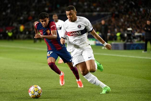 Marcos ALONSO (FCB), Kylian MBAPPE, capitaine (PSG) quart de final retour de la Ligue des Champions opposant le FC Barcelona, Barca au Paris Saint Germain le 16 avril 2024 au Estadi Olimpic Lluis Companys a Barcelone, Espagne. FOOTBALL : FC Barcelone vs Paris Saint Germain - Ligue des Champions - 16 04 2024 ValentinaClaret Panoramic 