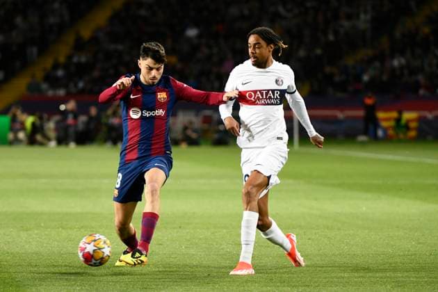 Pedri (FCB), Bradley BRACOLA (PSG) quart de final retour de la Ligue des Champions opposant le FC Barcelona, Barca au Paris Saint Germain le 16 avril 2024 au Estadi Olimpic Lluis Companys a Barcelone, Espagne. FOOTBALL : FC Barcelone vs Paris Saint Germain - Ligue des Champions - 16 04 2024 ValentinaClaret Panoramic 