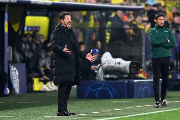 16 04 2024, Dortmund, Germany, Signal Iduna Park, Borussia Dortmund vs Atletico Madrid UEFA Champions League 2023 24 Quarter final Second Leg, Coach Diego Simeone Atletico Madrid gestures, gestures Photo Ralf Treese Dortmund Signal Iduna Park North Rhine Westphalia Germany 521_BVBATM20240416_007 Treese-521