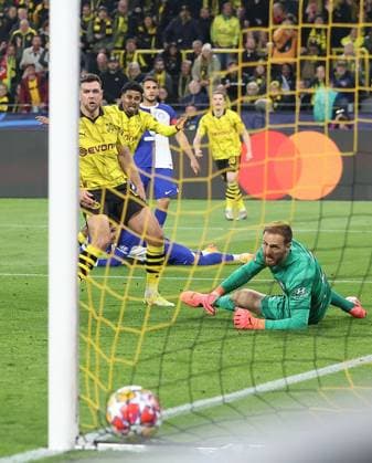 Jadon Sancho of Borussia Dortmund scores his sides second goal past Jan Oblak of Atletico Madrid Borussia Dortmund v Atletico Madrid, UEFA Champions League, Quarter Final, Second Leg, Football, Signal Iduna Park, Dortmund, Germany - 16 Apr 2024 EDITORIAL USE ONLY No use with unauthorised audio, video, data, fixture lists, club league logos or live services. Online in-match use limited to 120 images, no video emulation. No use in betting, games or single club league player publications.  Copyright: xMichaelxZemanek Shutterstockx 14434932p