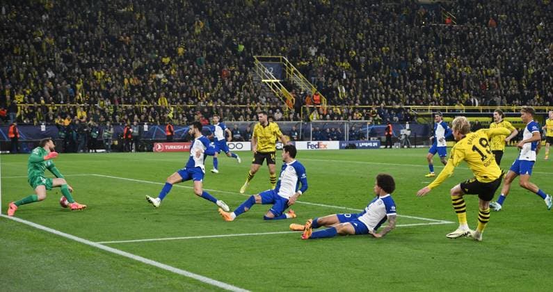 Julian Brandt Borussia Dortmund , re , scores the goal for 1 0 16 04 2024, Football Champions League, Season 2023 2024, Quarter-final second leg, Borussia Dortmund Atletico Madrid Dortmund Signal Iduna Park Nordrhein Westfalen Germany Team2