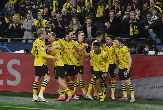 Dortmund players celebrate Ian Maatsens 2-0 Borussia Dortmund , front re 16 04 2024, Football Champions League, 2023 2024 season, quarter-final second leg, Borussia Dortmund Atletico Madrid Dortmund Signal Iduna Park North Rhine-Westphalia Germany Team2