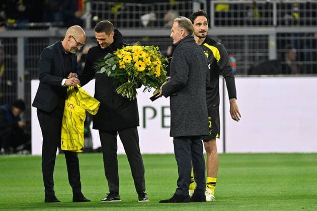 16 04 2024, xjrdrx, Football UEFA Champions League, Borussia Dortmund Atletico Madrid emspor, v l Honor for for Mats Hummels Borussia Dortmund 500 games with Sebastian Kehl Head of Licensing Borussia Dortmund Managing Director Hans Joachim Watzke Borussia Dortmund DFL DFB REGULATIONS PROHIBIT ANY USE OF PHOTOGRAPHS as IMAGE SEQUENCES and or QUASI VIDEO Dortmund