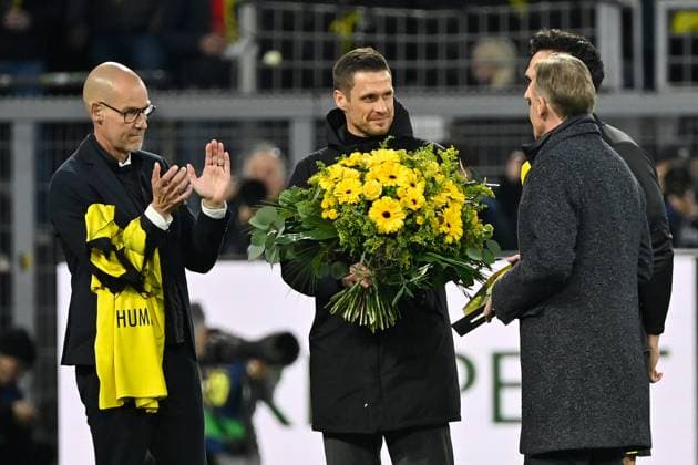 16 04 2024, xjrdrx, Football UEFA Champions League, Borussia Dortmund Atletico Madrid emspor, v l Honor for for Mats Hummels Borussia Dortmund 500 games with Sebastian Kehl Head of Licensing Borussia Dortmund Managing Director Hans Joachim Watzke Borussia Dortmund DFL DFB REGULATIONS PROHIBIT ANY USE OF PHOTOGRAPHS as IMAGE SEQUENCES and or QUASI VIDEO Dortmund