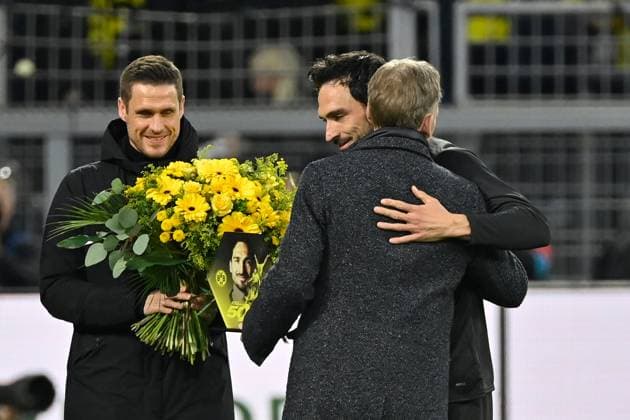 16 04 2024, xjrdrx, Football UEFA Champions League, Borussia Dortmund Atletico Madrid emspor, v l Honor for for Mats Hummels Borussia Dortmund 500 games with Sebastian Kehl Head of Licensing Borussia Dortmund Managing Director Hans Joachim Watzke Borussia Dortmund DFL DFB REGULATIONS PROHIBIT ANY USE OF PHOTOGRAPHS as IMAGE SEQUENCES and or QUASI VIDEO Dortmund