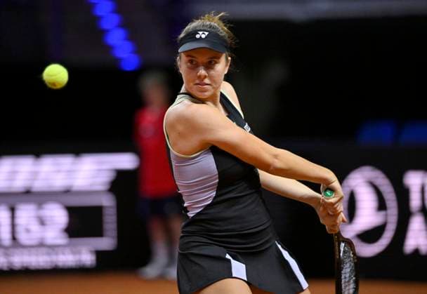 Linda Noskova CZE Action Tennis Ladies Porsche Cup Porsche Tennis Grand Prix GP Stuttgart 2024 Porsche Arena 16 04 2024 DFL REGULATIONS PROHIBIT ANY USE OF PHOTOGRAPHS AS IMAGE SEQUENCES AND OR QUASI VIDEO Porsche Tennis Grand Prix GP Stuttgart 2024