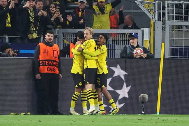 Champions League Borussia Dortmund Atletico Madrid on 16 04 2024 at Signal Iduna Park in Dortmund Cheering, goal celebration, goal scorer, goal scorer Julian Brandt Dortmund 19 celebrates with the team after his goal to make it 1 - 0 MH