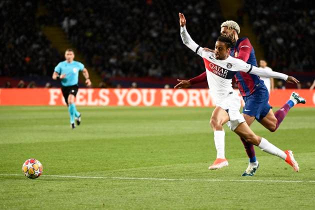 Faute Ronald ARAUJO (FCB) sur Bradley BRACOLA (PSG) quart de final retour de la Ligue des Champions opposant le FC Barcelona, Barca au Paris Saint Germain le 16 avril 2024 au Estadi Olimpic Lluis Companys a Barcelone, Espagne. FOOTBALL : FC Barcelone vs Paris Saint Germain - Ligue des Champions - 16 04 2024 ValentinaClaret Panoramic 