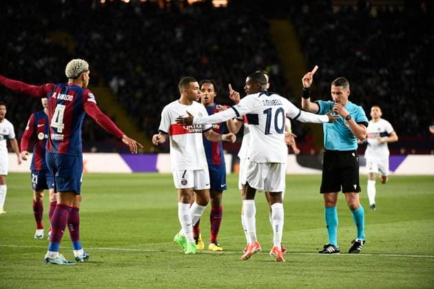 Carton rouge Red card Ronald ARAUJO (FCB) quart de final retour de la Ligue des Champions opposant le FC Barcelona, Barca au Paris Saint Germain le 16 avril 2024 au Estadi Olimpic Lluis Companys a Barcelone, Espagne. FOOTBALL : FC Barcelone vs Paris Saint Germain - Ligue des Champions - 16 04 2024 ValentinaClaret Panoramic 