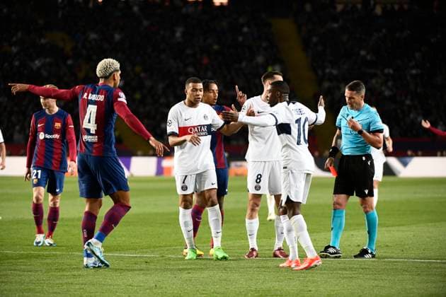 Carton rouge Red card Ronald ARAUJO (FCB) quart de final retour de la Ligue des Champions opposant le FC Barcelona, Barca au Paris Saint Germain le 16 avril 2024 au Estadi Olimpic Lluis Companys a Barcelone, Espagne. FOOTBALL : FC Barcelone vs Paris Saint Germain - Ligue des Champions - 16 04 2024 ValentinaClaret Panoramic 