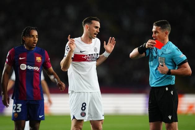 ESP: FC Barcelona, Barca v Paris Saint Germain PSG UEFA Champions League match. Quarter-finals The referee shows red card to Ronald Araujo of FC Barcelona during the UEFA Champions League match, Quarter-finals, second leg, between FC Barcelona v Paris Saint Germain PSG played at Lluis Companys Stadium on April 16, 2024 in Barcelona Spain. kpng Copyright: xBaguxBlancox xPRESSINPHOTOx PS_240416_053