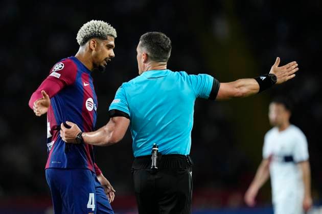 FC Barcelona, Barca v Paris Saint-Germain: Quarter-final Second Leg - UEFA Champions League 2023 24 Ronald Araujo centre-back of Barcelona and Uruguay prtest to referee Istvan Kovacs during the UEFA Champions League quarter-final second leg match between FC Barcelona and Paris Saint-Germain at Estadi Olimpic Lluis Companys on April 16, 2024 in Barcelona, Spain. Barcelona Spain  Copyright: xJosexBretonx originalFilename:breton-fcbarcel240416_npfCR.jpg