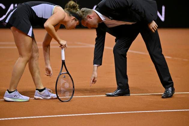 Disputed decision, disputed point, chair umpire, tennis umpire Alexander Franke GER and Linda Noskova CZE point to impression, gesture gesture tennis women Porsche Cup Porsche Tennis Grand Prix GP Stuttgart 2024 Porsche Arena 16 04 2024 DFL REGULATIONS PROHIBIT ANY USE OF PHOTOGRAPHS AS IMAGE SEQUENCES AND OR QUASI VIDEO Porsche Tennis Grand Prix GP Stuttgart 2024