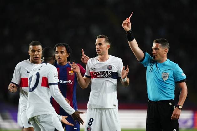 ESP: FC Barcelona, Barca v Paris Saint Germain PSG UEFA Champions League match. Quarter-finals The referee shows red card to Ronald Araujo of FC Barcelona during the UEFA Champions League match, Quarter-finals, second leg, between FC Barcelona v Paris Saint Germain PSG played at Lluis Companys Stadium on April 16, 2024 in Barcelona Spain. kpng Copyright: xBaguxBlancox xPRESSINPHOTOx PS_240416_054
