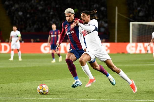 Faute Ronald ARAUJO (FCB) sur Bradley BRACOLA (PSG) quart de final retour de la Ligue des Champions opposant le FC Barcelona, Barca au Paris Saint Germain le 16 avril 2024 au Estadi Olimpic Lluis Companys a Barcelone, Espagne. FOOTBALL : FC Barcelone vs Paris Saint Germain - Ligue des Champions - 16 04 2024 ValentinaClaret Panoramic 