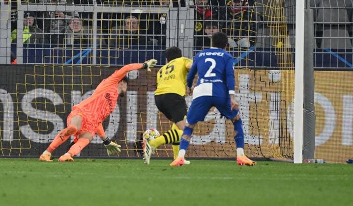 Own goal Mats Hummels Borussia Dortmund , left goalkeeper Gregor Kobel Borussia Dortmund 16 04 2024, Football Champions League, season 2023 2024, quarter-final second leg, Borussia Dortmund Atletico Madrid Dortmund Signal Iduna Park Nordrhein Westfalen Germany Team2