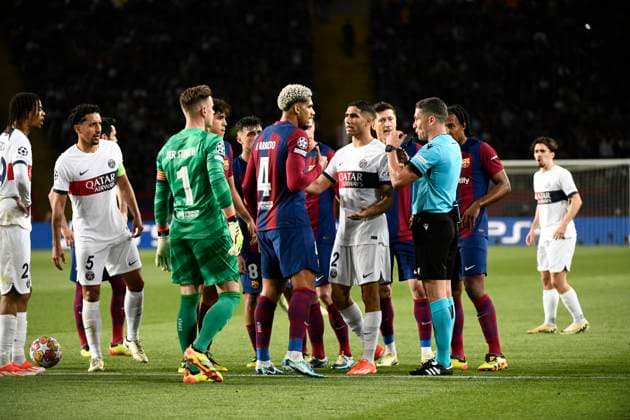 Istvan Kovacs (ROU), arbitre, Ronald ARAUJO (FCB), Carton rouge Red card quart de final retour de la Ligue des Champions opposant le FC Barcelona, Barca au Paris Saint Germain le 16 avril 2024 au Estadi Olimpic Lluis Companys a Barcelone, Espagne. FOOTBALL : FC Barcelone vs Paris Saint Germain - Ligue des Champions - 16 04 2024 ValentinaClaret Panoramic 