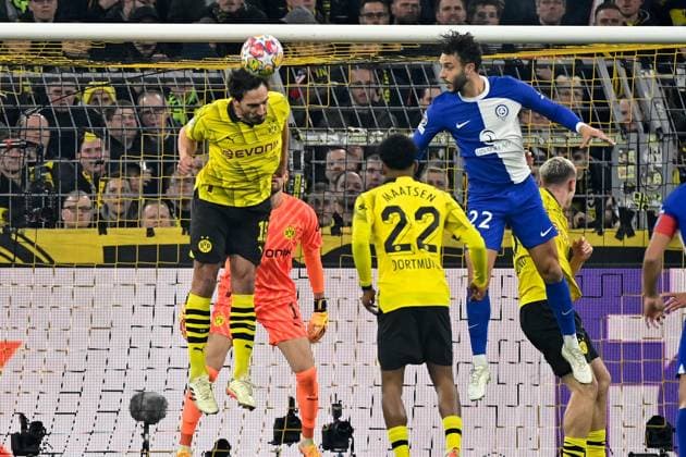16 04 2024, xjrdrx, Football UEFA Champions League, Borussia Dortmund Atletico Madrid emspor, v l Mats Hummels Borussia Dortmund Mario Hermoso Atletico Madrid Zweikampf, Aktion, action, battle for the ball DFL DFB REGULATIONS PROHIBIT ANY USE OF PHOTOGRAPHS as IMAGE SEQUENCES and or QUASI VIDEO Dortmund
