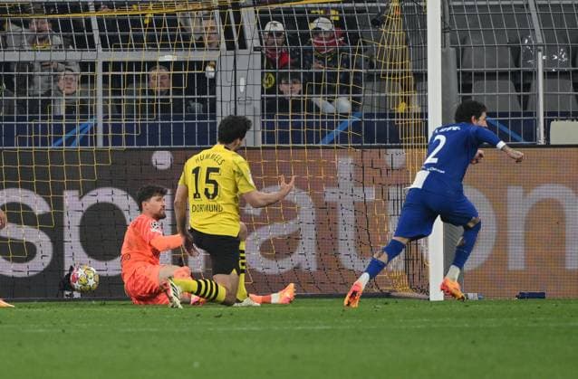 Own goal Mats Hummels Borussia Dortmund , left goalkeeper Gregor Kobel Borussia Dortmund 16 04 2024, Football Champions League, season 2023 2024, quarter-final second leg, Borussia Dortmund Atletico Madrid Dortmund Signal Iduna Park Nordrhein Westfalen Germany Team2